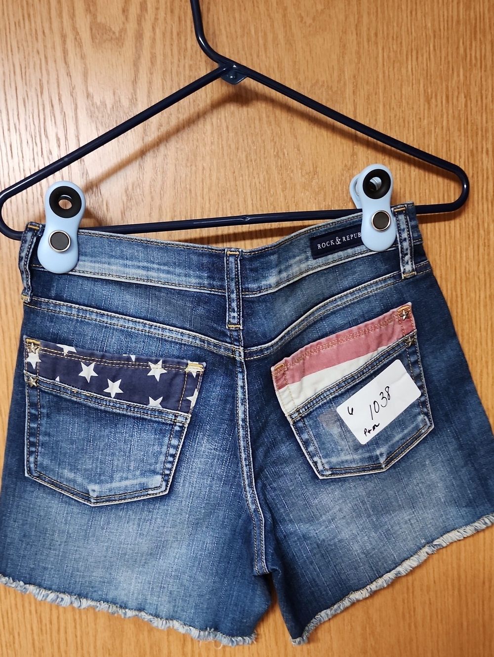 Rock & Republic Blue Denim Shorts with Flag Pocket Accents womens 6 number 1038